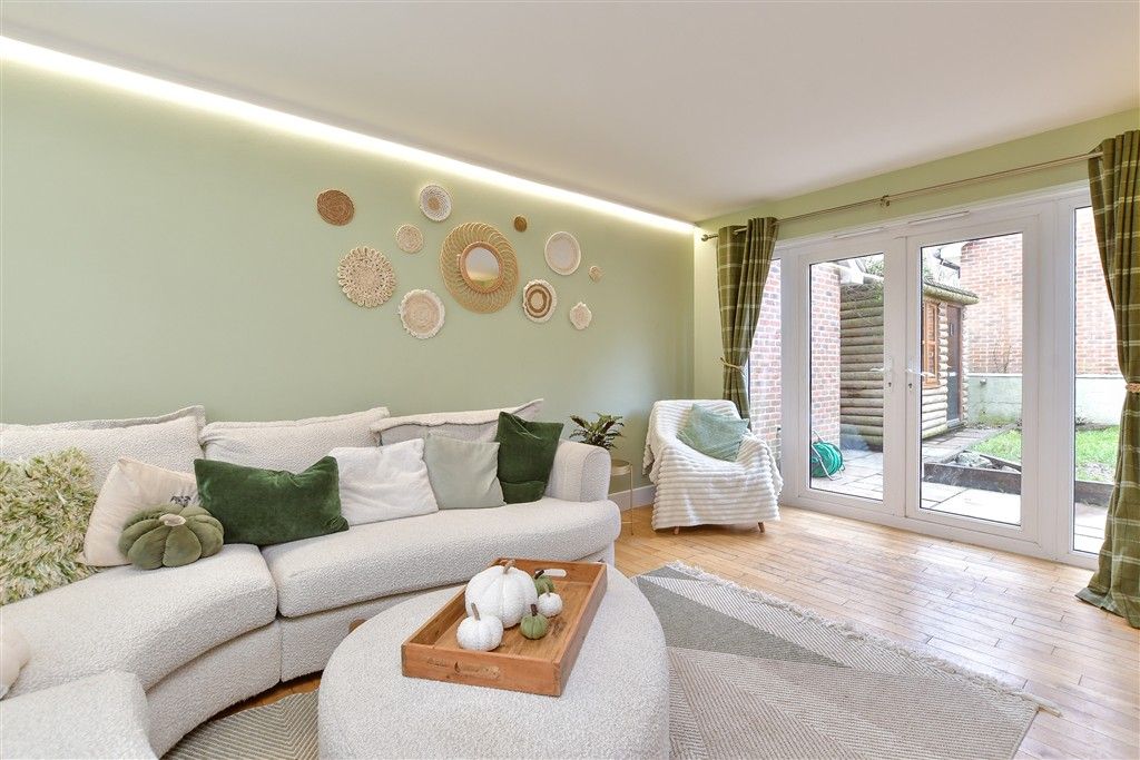 Property photo 1 of 13 Lounge