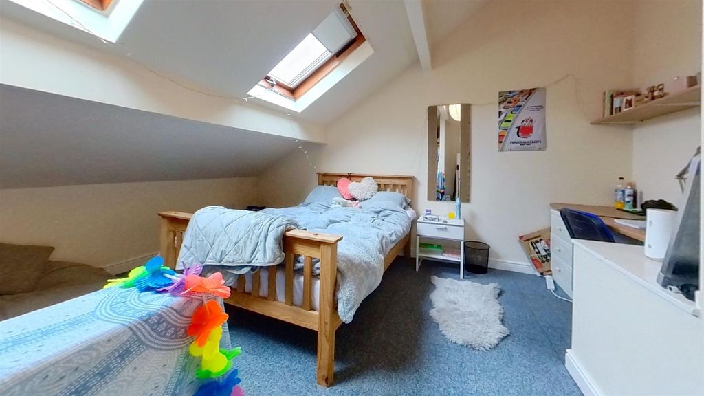 Property photo 3 of 13 105-Dawlish-Road-Bed