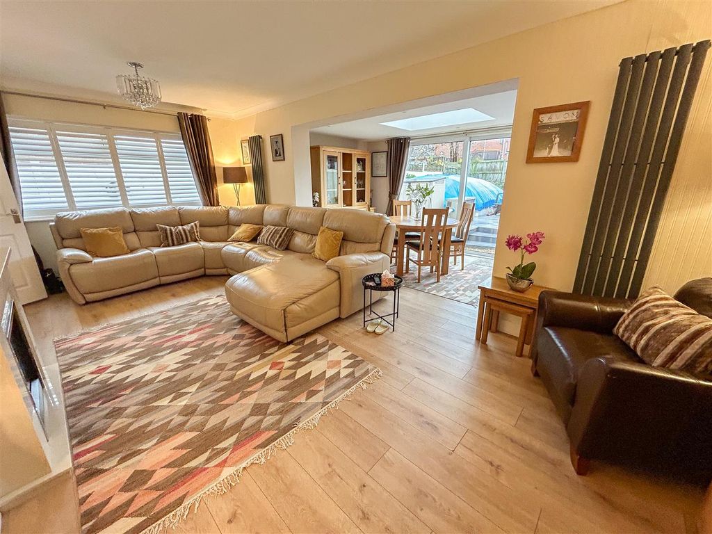 Property photo 3 of 24 Lounge