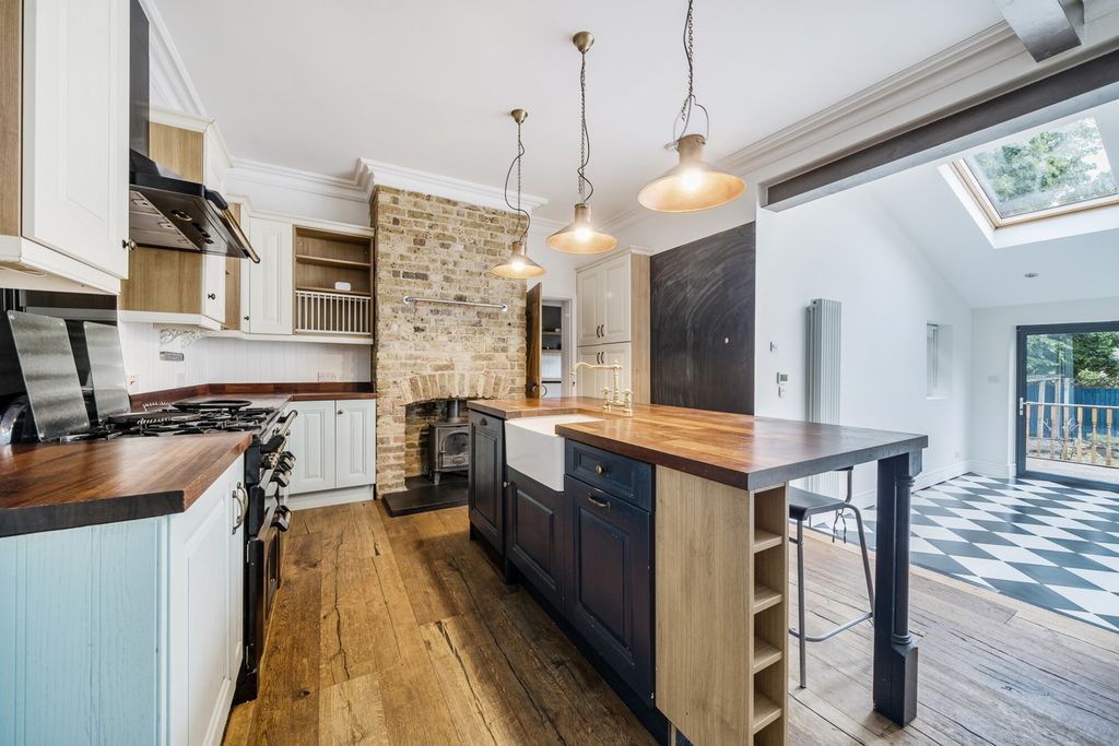 Property photo 3 of 19 Kitchen