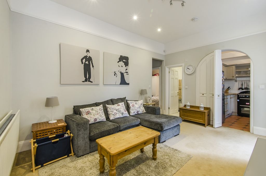 Property photo 1 of 11 Ravenswood-Road-002