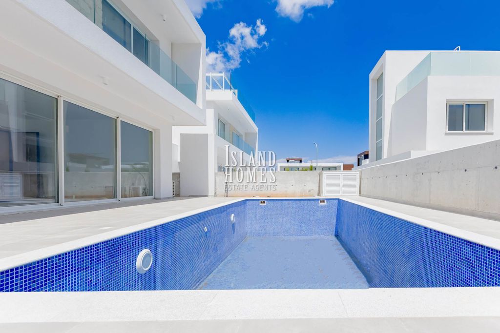 Property photo 3 of 23