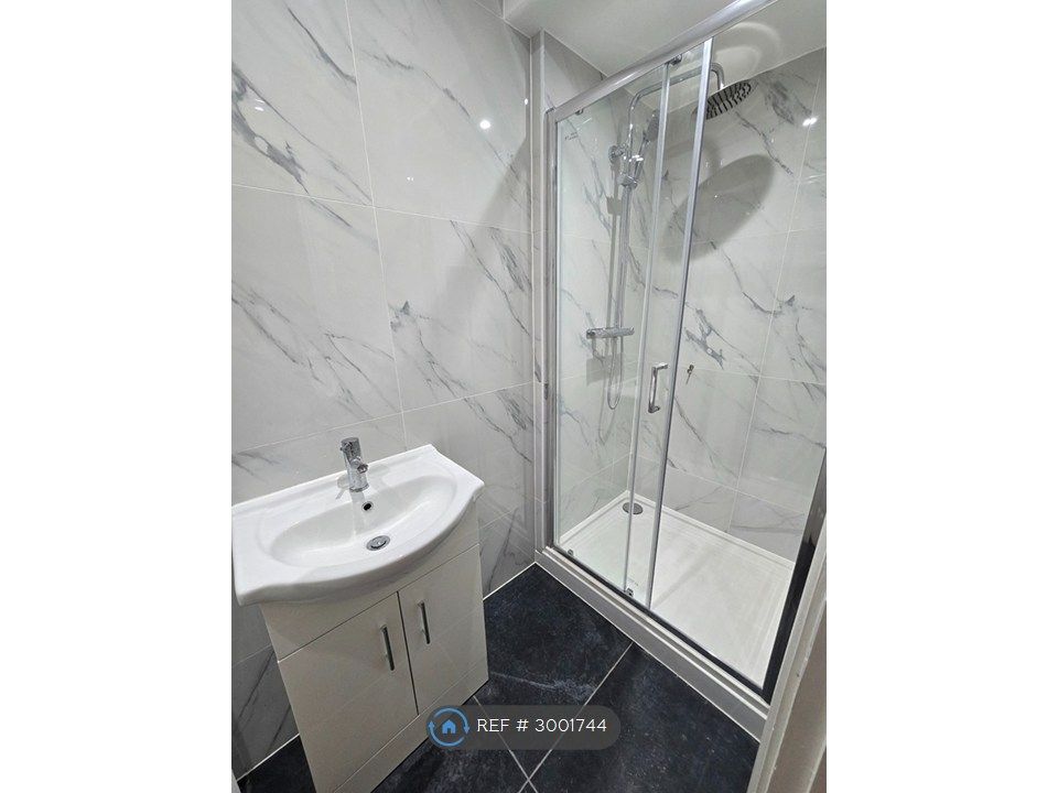 Property photo 2 of 8 Room 2 - Ensuite
