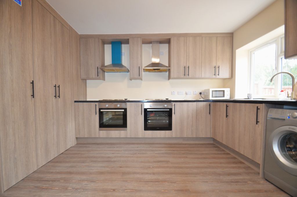 Property photo 3 of 5 73 Worple Kitchn