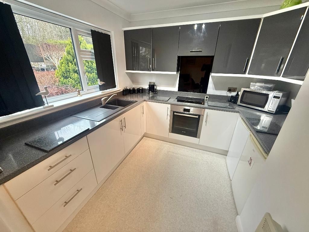 Property photo 3 of 10 Kitchen