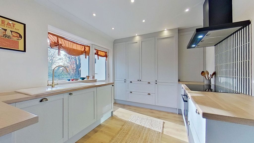 Property photo 3 of 24