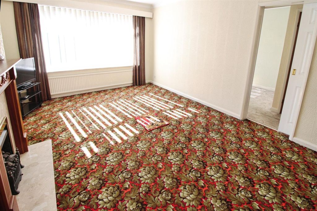 Property photo 3 of 13 Lounge