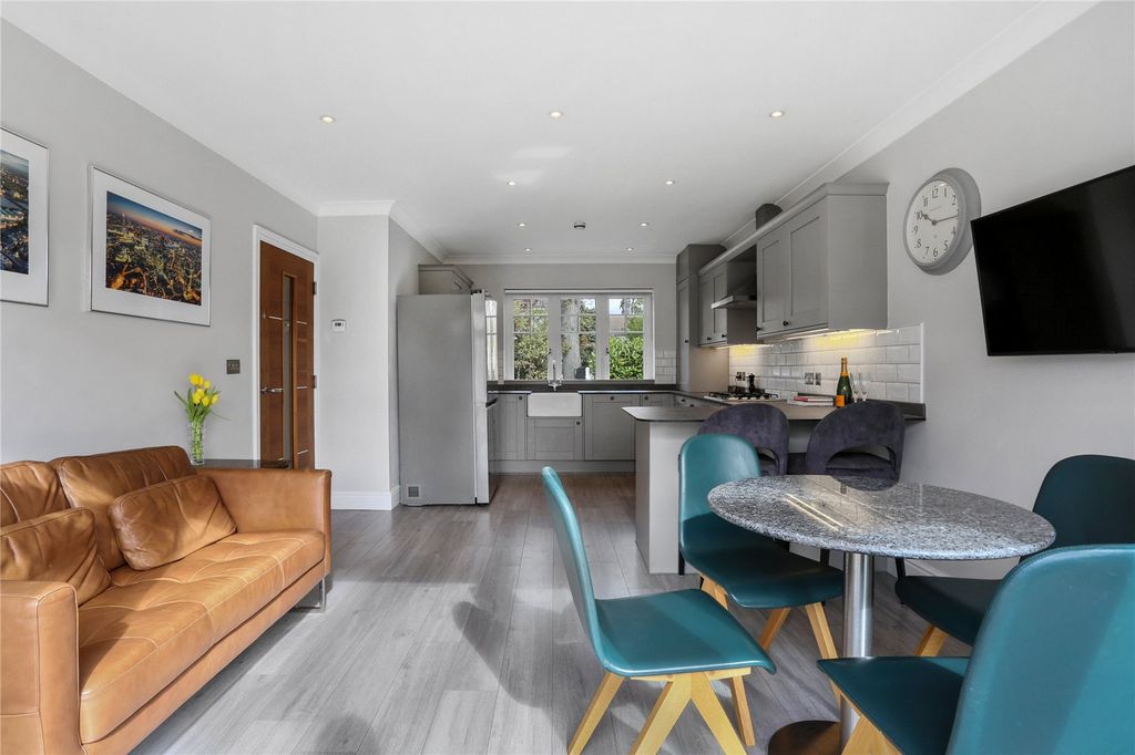 Property photo 2 of 27 Picture No. 15