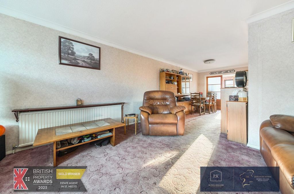 Property photo 3 of 23 Lounge.