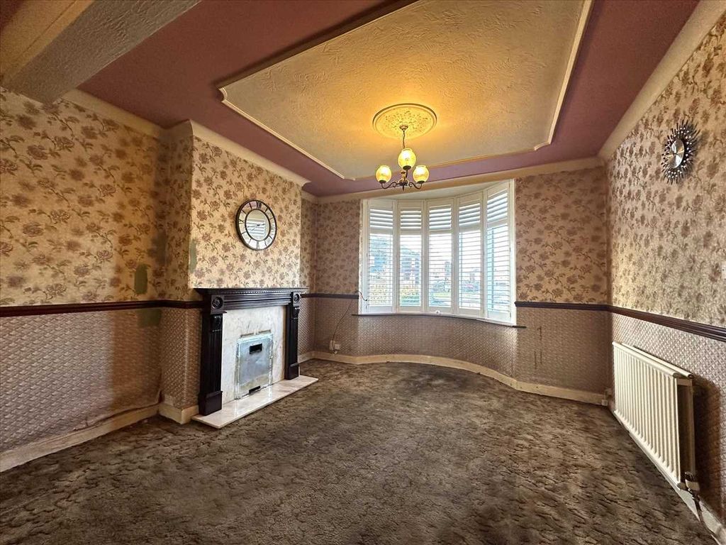 Property photo 3 of 15 Entrance Hall: