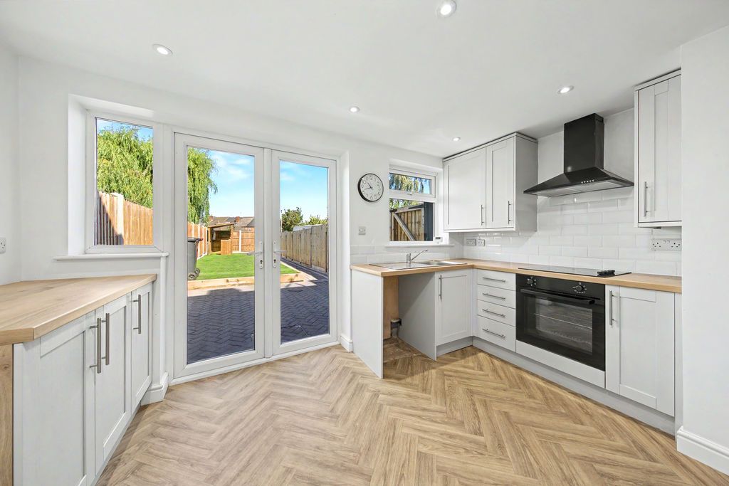 Property photo 3 of 27 Kitchen