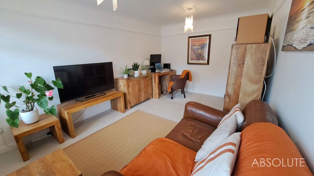 Property photo 2 of 15 Lounge