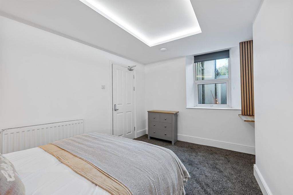 Property photo 2 of 7 0060