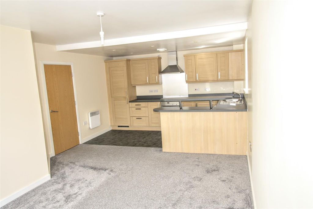 Property photo 2 of 10 Lounge/Kitchen