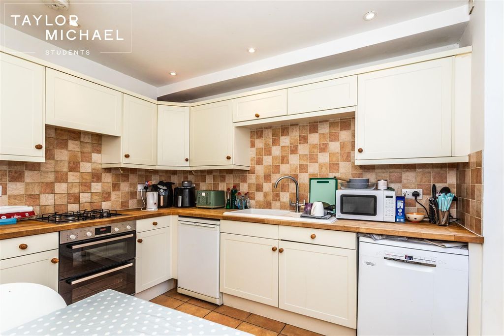 Property photo 3 of 17 Kitchen