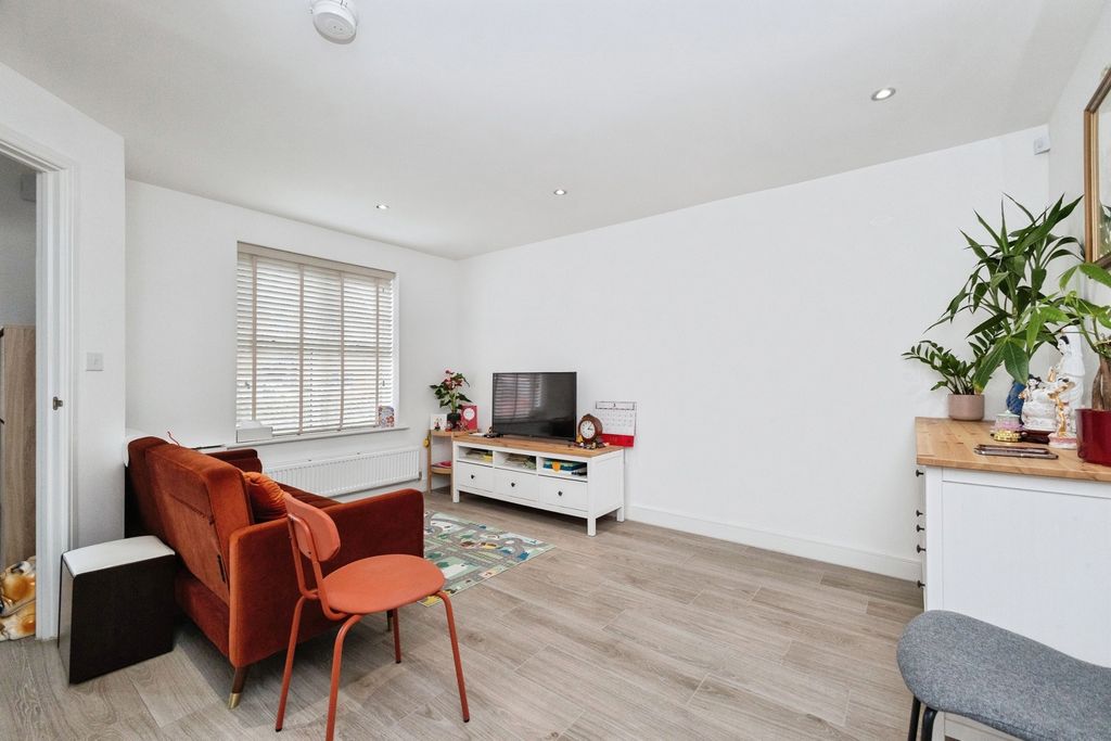 Property photo 3 of 17 Pbox-Img.Jpg