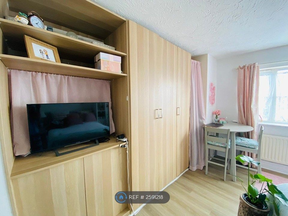 Property photo 3 of 10 Large Triple Wardrobe