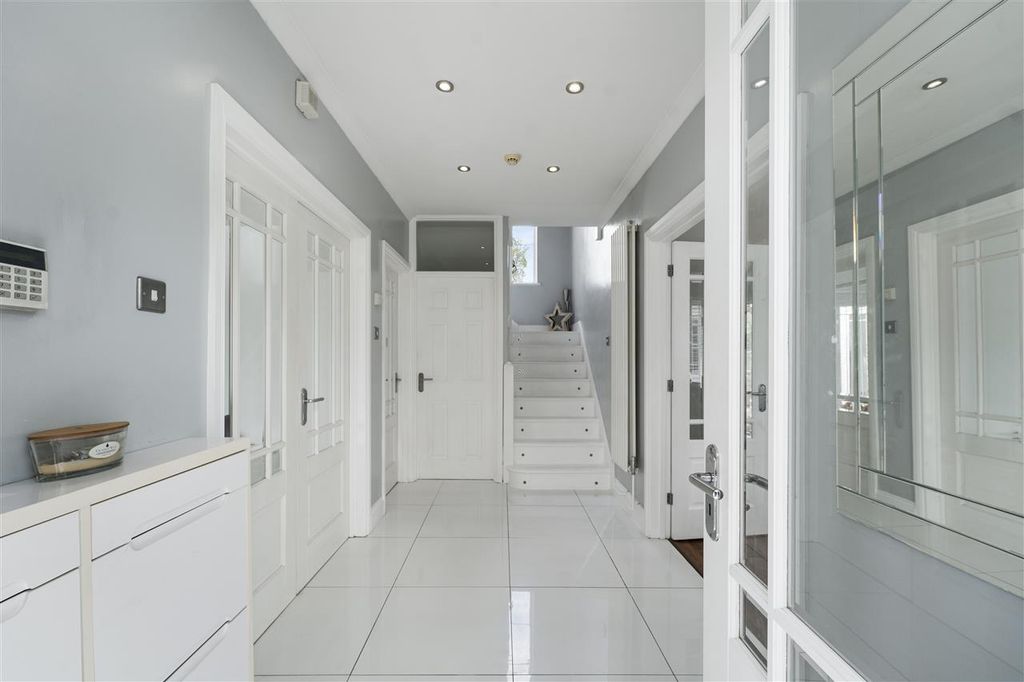 Property photo 2 of 33