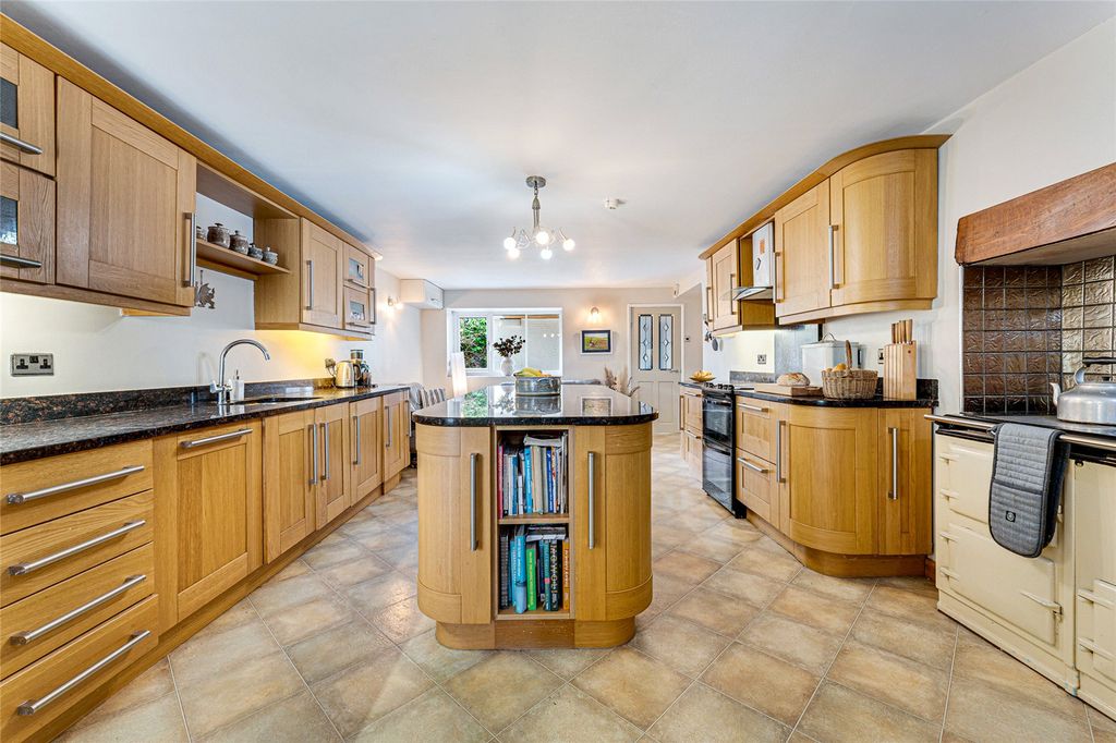 Property photo 2 of 31 Kitchen