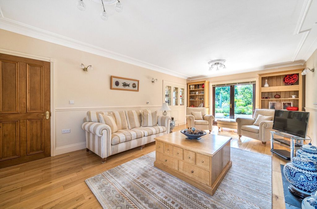 Property photo 2 of 18 Sitting Room