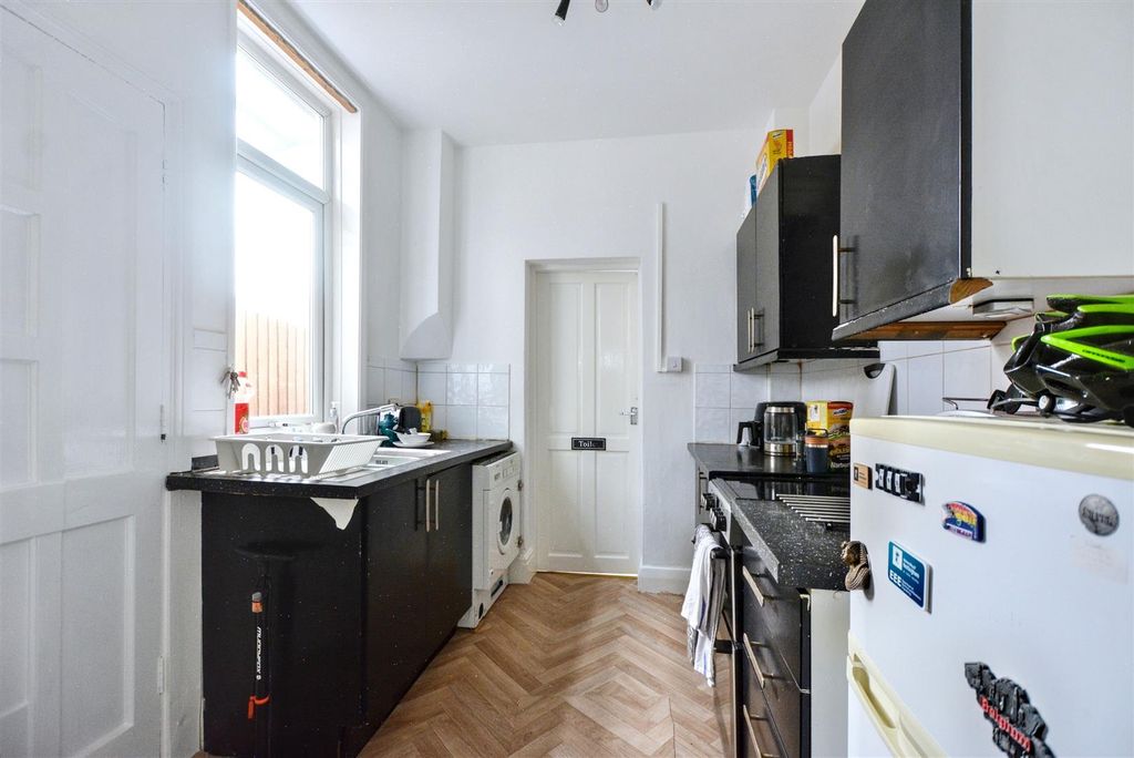 Property photo 2 of 17 Kitchen