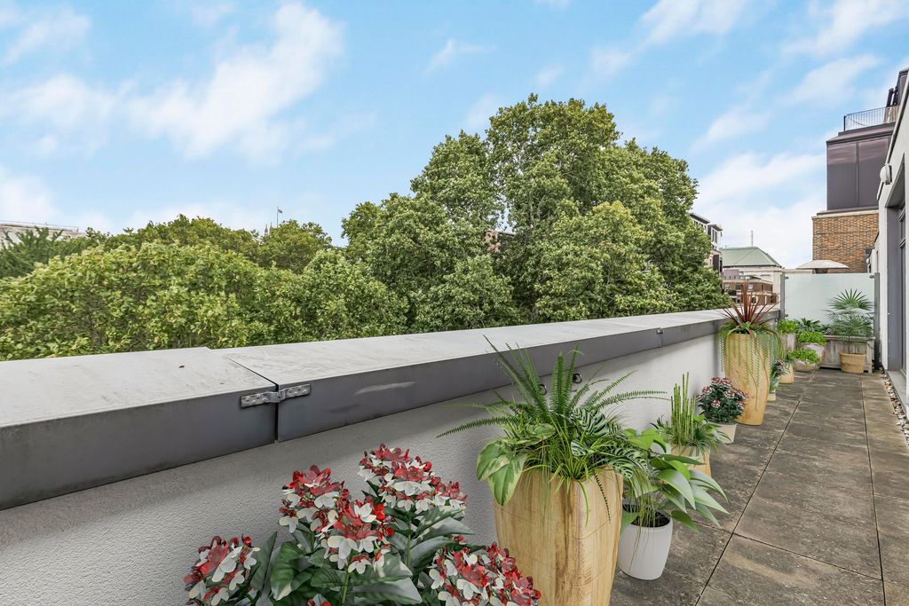Property photo 2 of 7 Balcony