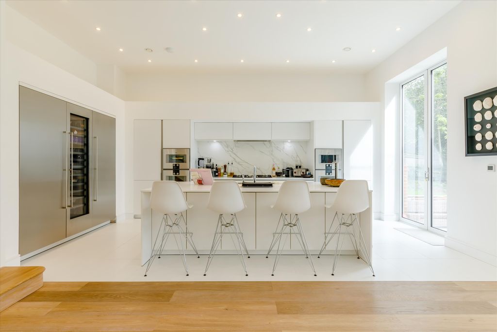 Property photo 2 of 33 Image