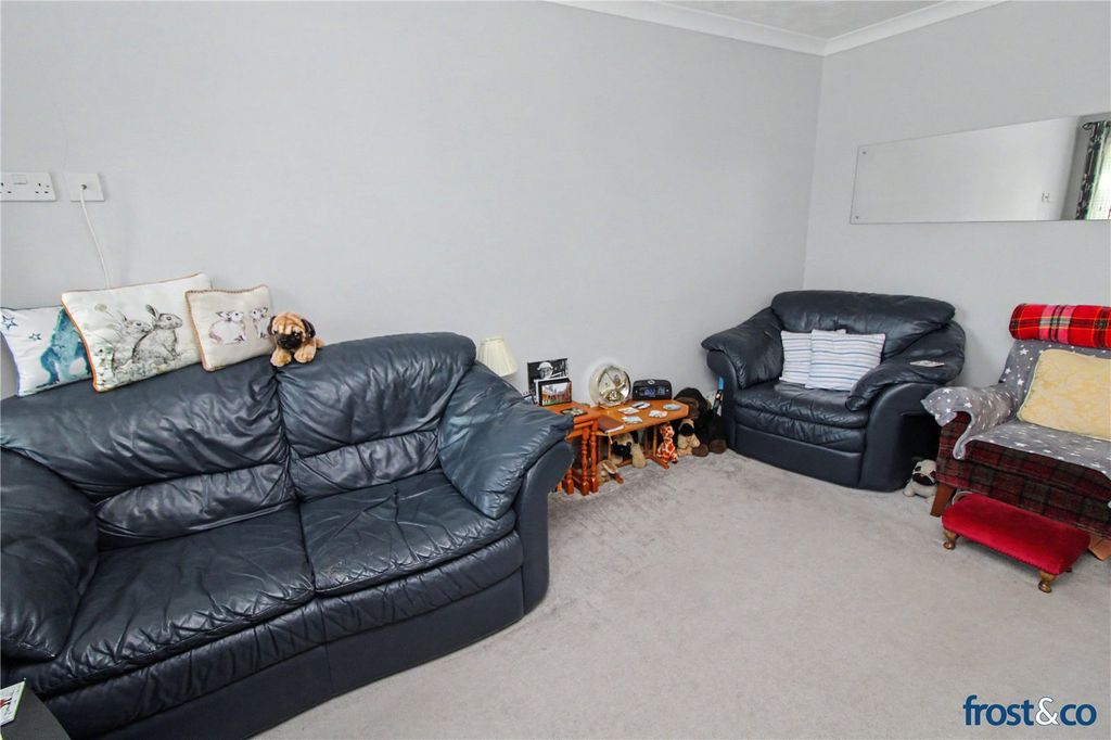 Property photo 3 of 16 Lounge