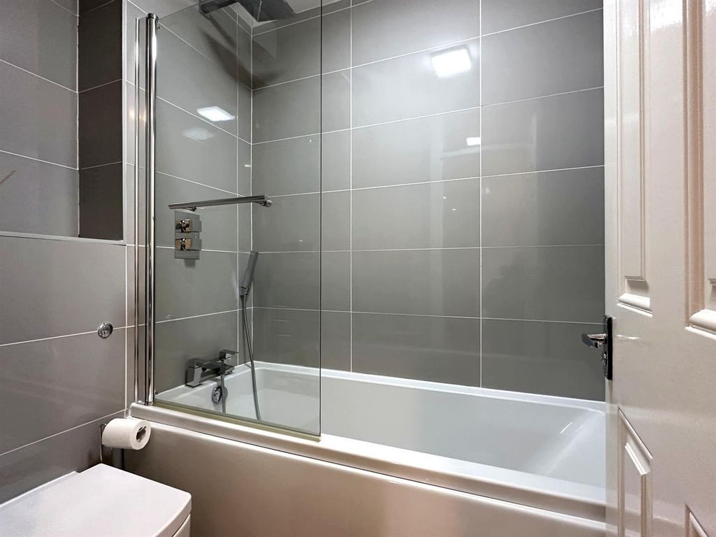 Property photo 3 of 8 Bathroom.Jpg