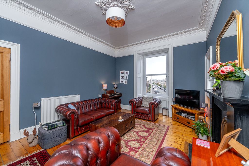 Property photo 3 of 25 Lounge Alt