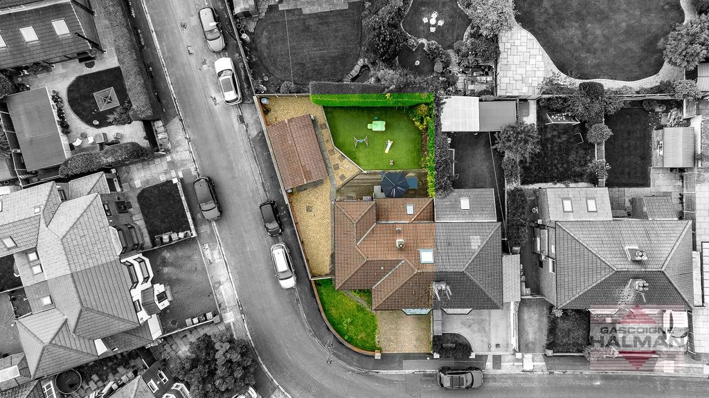 Property photo 2 of 33