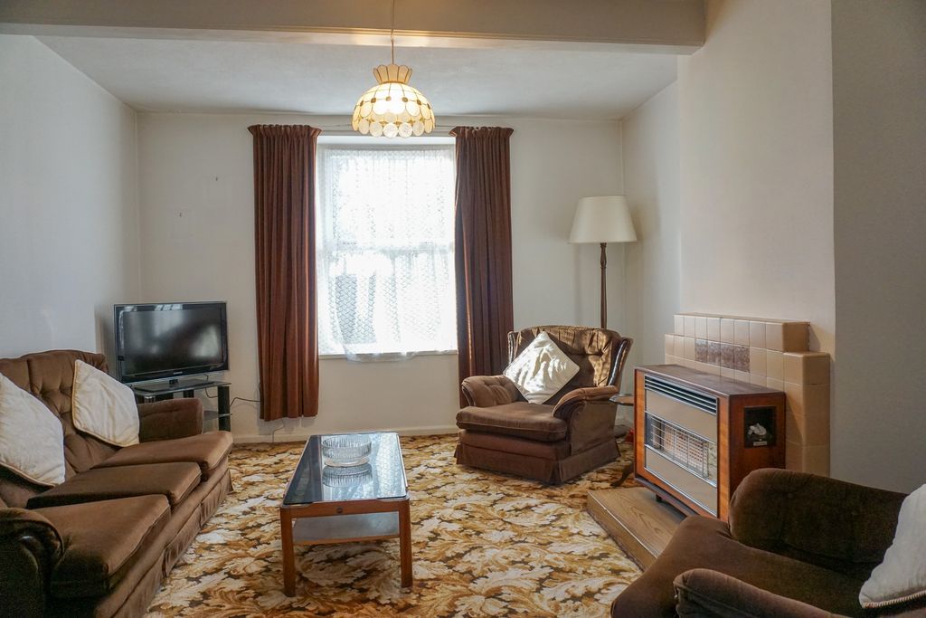 Property photo 3 of 19 Lounge