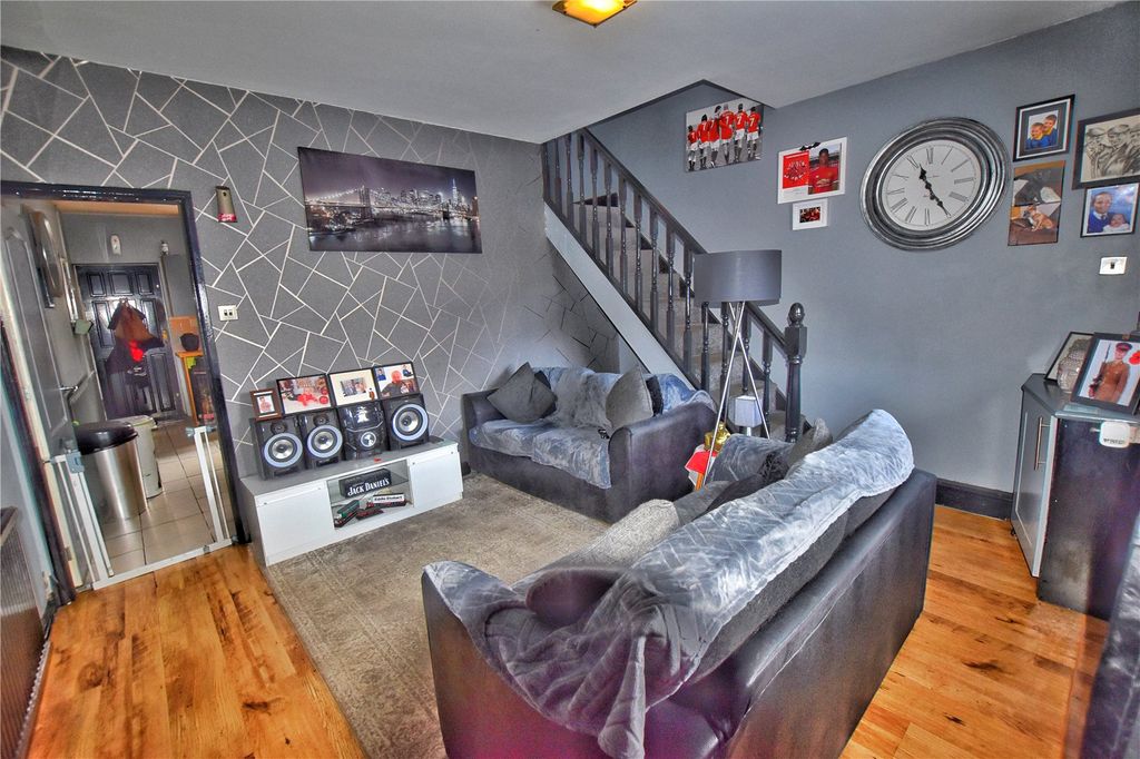 Property photo 3 of 16 Lounge