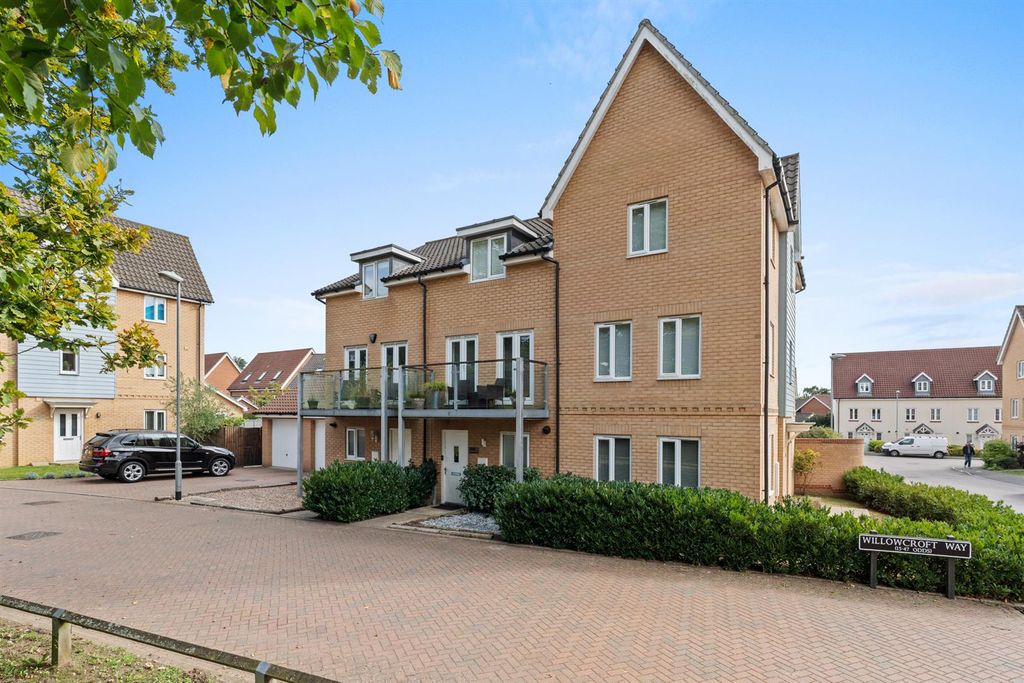 Property photo 1 of 23 17-Willowcroftway-002.Jpg