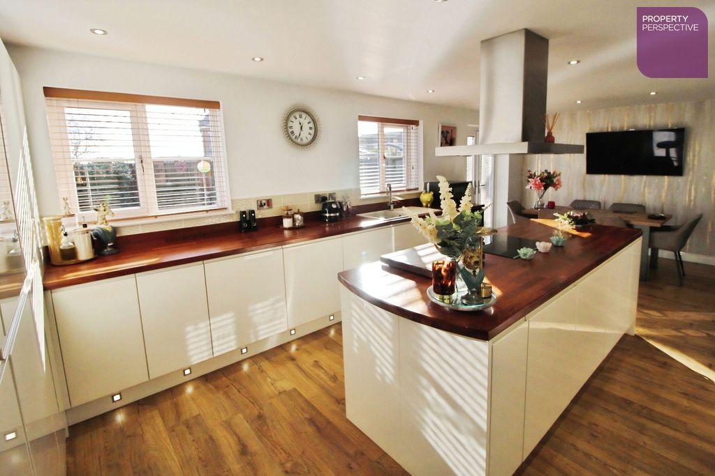 Property photo 3 of 15 Dining Kitchen