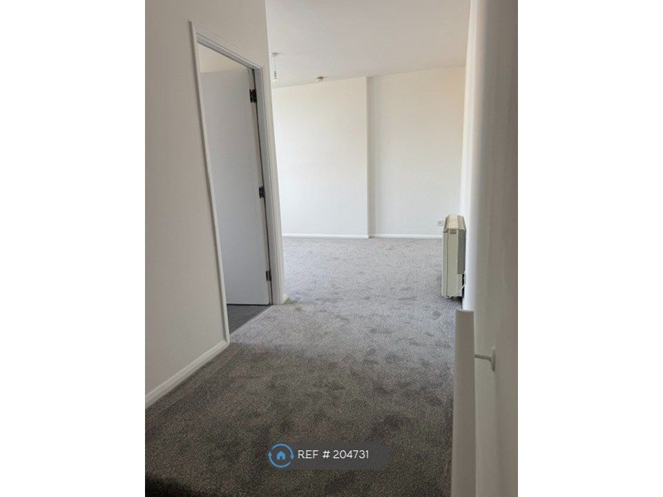 Property photo 2 of 9 Hall Way