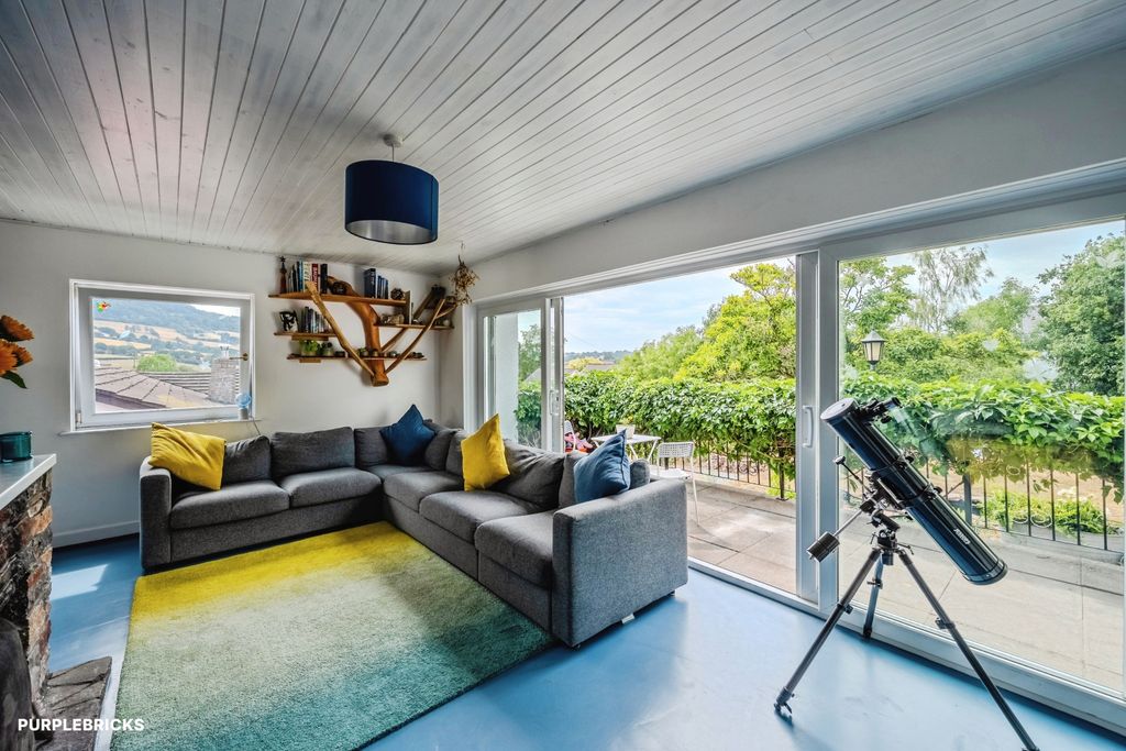 Property photo 3 of 19 Lounge