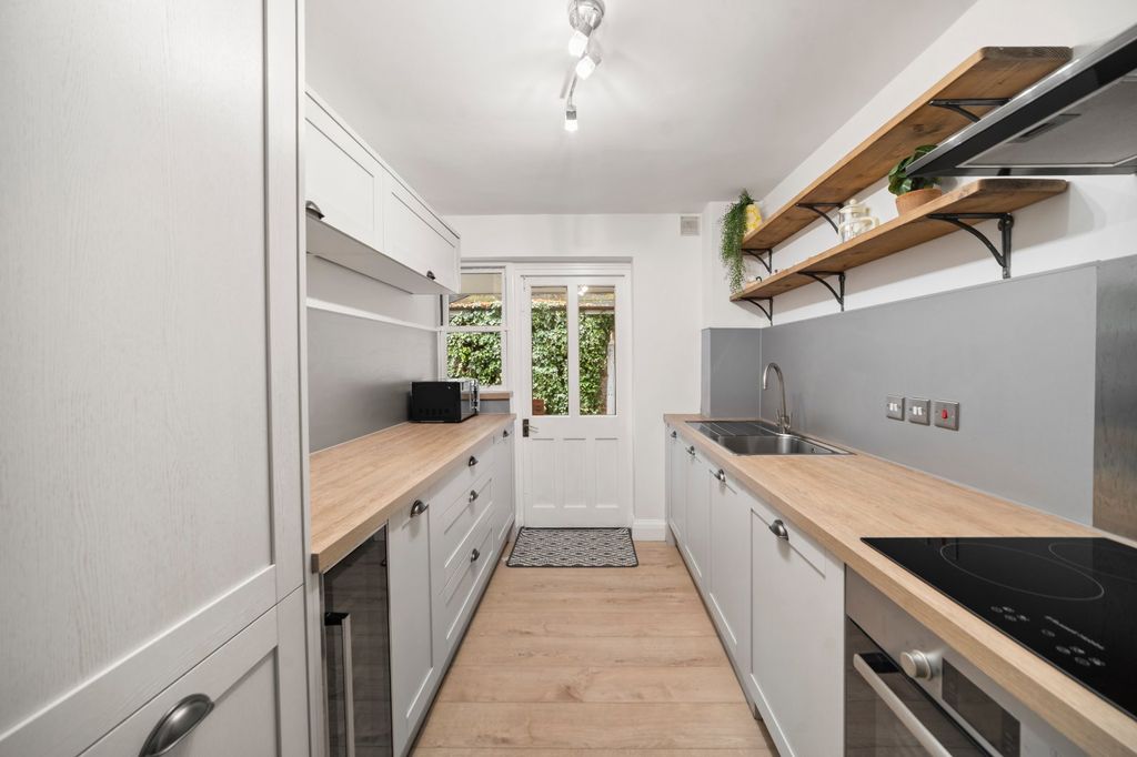 Property photo 3 of 11 Kitchen