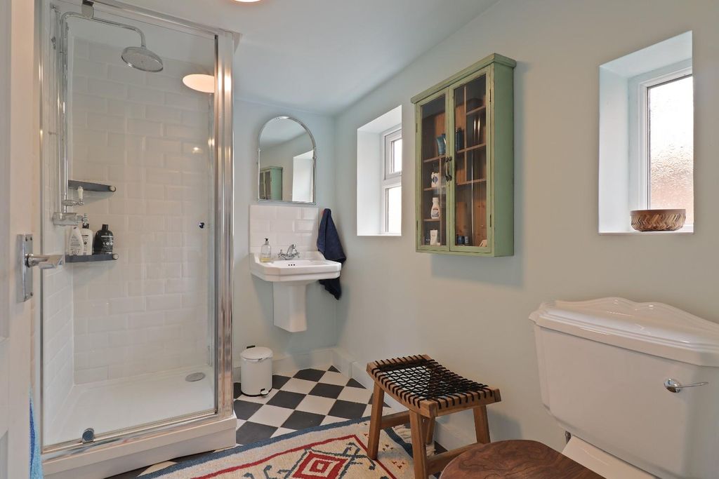 Property photo 3 of 19 Bathroom