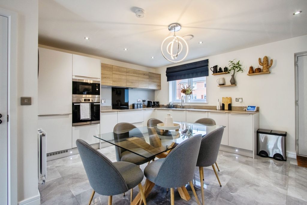 Property photo 3 of 17 Lounge / Kitchen