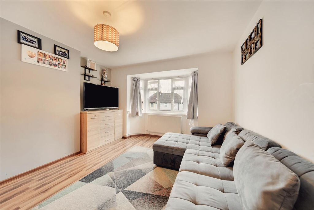 Property photo 2 of 11 Cardiff Ave-16.Jpg