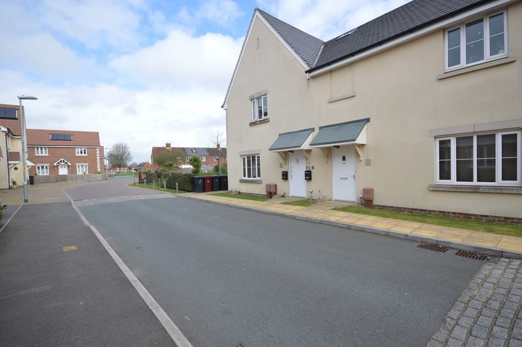 Property photo 1 of 7 Flat To Rent In Chichester - Front (Main)