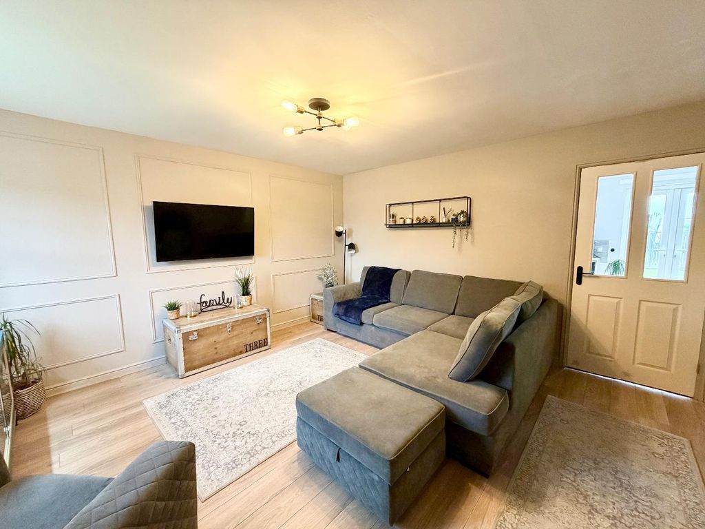 Property photo 3 of 14 Lounge