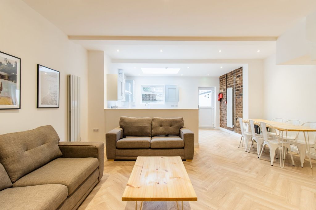 Property photo 3 of 28 Bright, Modern Open-Plan Living And Dining Area Wi...