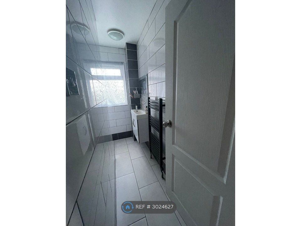Property photo 3 of 13 Bathroom