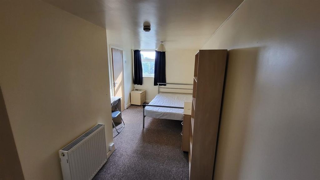 Property photo 3 of 15 A Neat And Simple Single Bedroom Featuring A Windo...