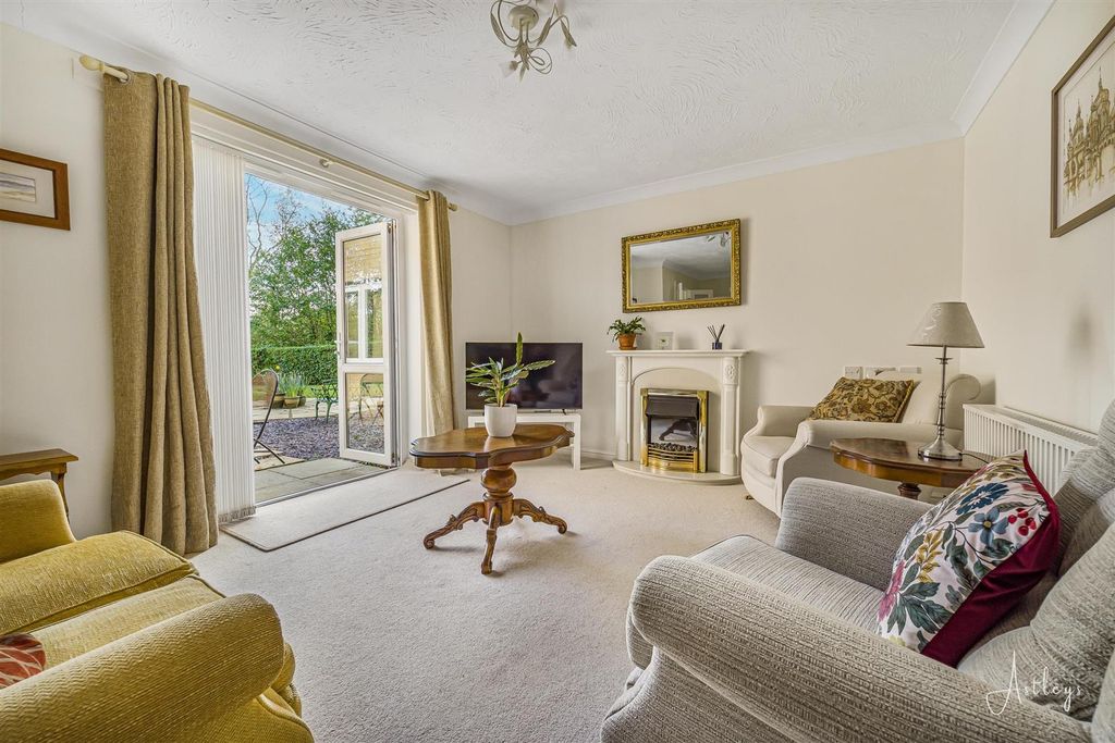 Property photo 2 of 28 Lounge