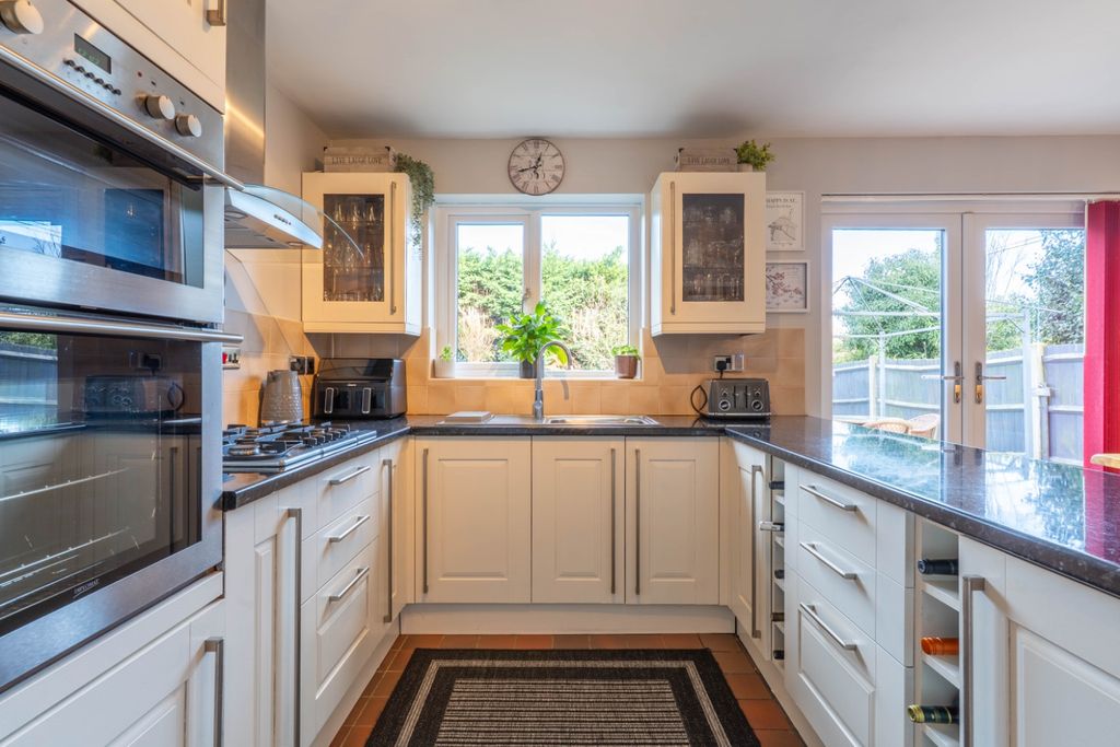 Property photo 3 of 22 4859026