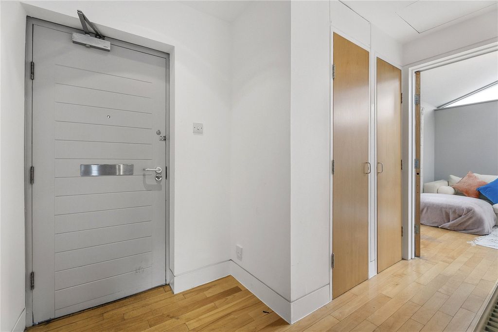 Property photo 2 of 20 18 Dublin Street Ln