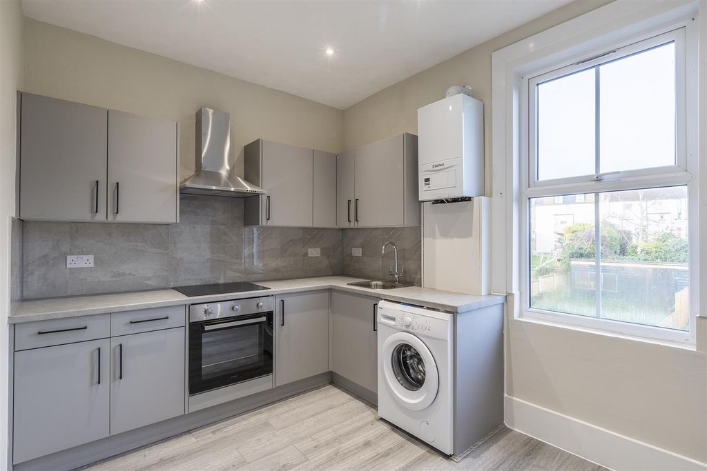 Property photo 2 of 18 Flat 2 - 21 Grove Rd-09 Copy.Jpg